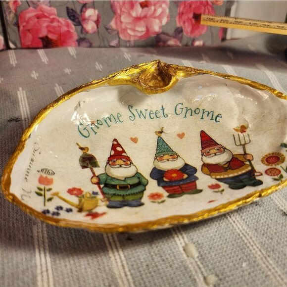 DECOUPAGE CLAM SHELL DECOUPAGE GNOME SWEET GNOME CLAM SHELL TRINKET DISH - Picture 5 of 11